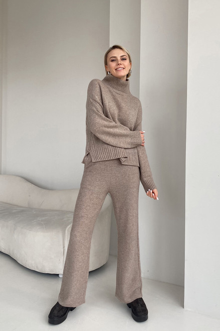 Suit in cocoa shade #